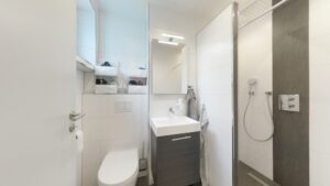 Badezimmer mit Dusche