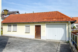 Nebengebäude mit Garage