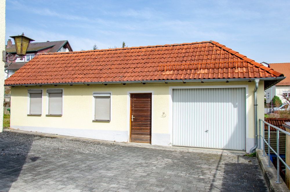 Nebengebäude mit Garage