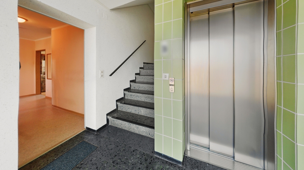 Treppenhaus mit Aufzug