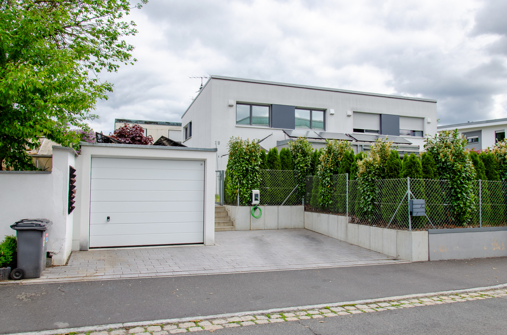 Garage und Stellplatz