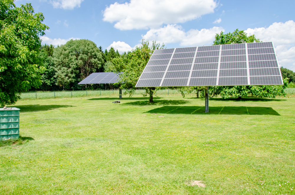 Garten Nordseite mit PV-Anlage