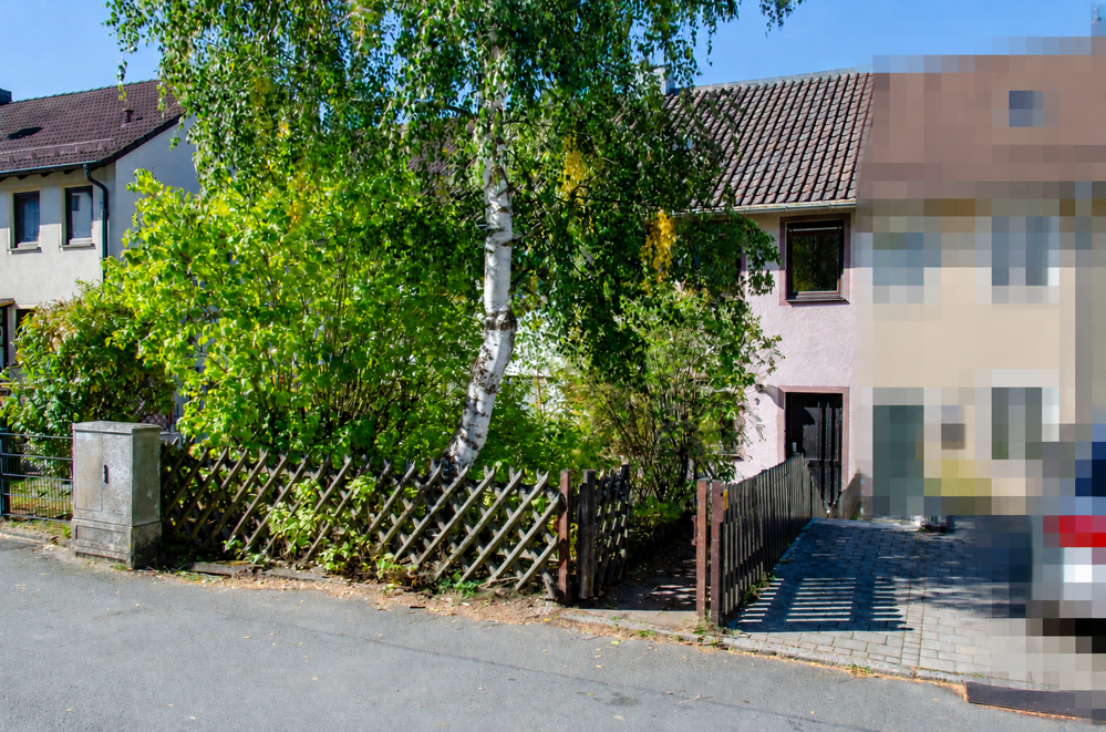 Vorstadtidylle mit pixelgeschütztem Nachbarhaus